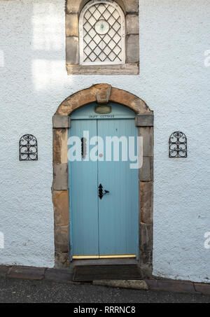 Die hölzerne Tür und dekorative Fenster von Schnupftabak Cottage in dem historischen Dorf folgende Sehenswürdigkeiten: Culross, Fife. Stockfoto