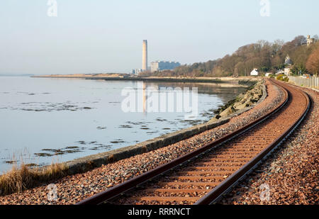 Die kincardine Bahnstrecke an folgende Sehenswürdigkeiten: Culross, Pfeife mit dem ehemaligen Bergwerk Longannet power station in der Ferne. Stockfoto