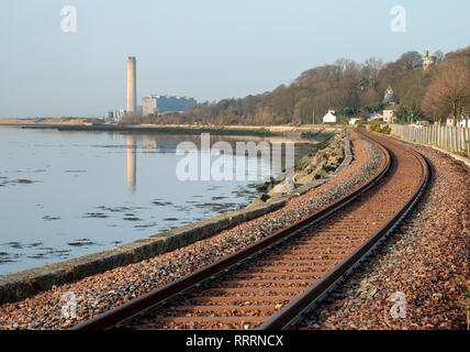 Die kincardine Bahnstrecke an folgende Sehenswürdigkeiten: Culross, Pfeife mit dem ehemaligen Bergwerk Longannet power station in der Ferne. Stockfoto