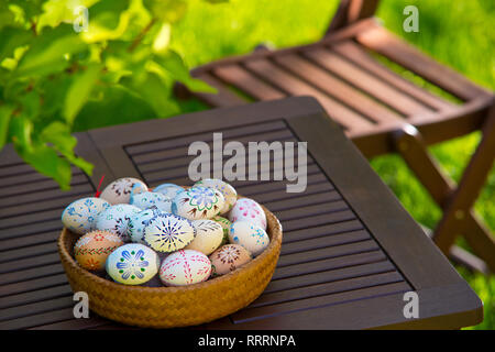 Ostern Eier auf den Tisch im Garten Stockfoto