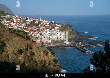 Ortsansicht mit Hafen von Seixal, Madeira, Portugal, Europa | Stadtbild mit Hafen, Seixal, Madeira, Portugal, Europa Stockfoto