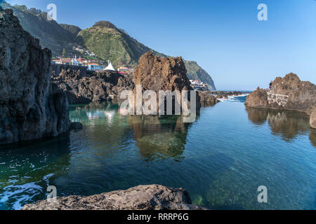 Vulkanische Lava natürliche Schwimmbäder in Porto Moniz, Madeira, Portugal, Europa Lava | natürliche Schwimmbäder in Porto Moniz, Madeira, Portugal, Europa Stockfoto