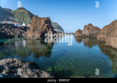 Vulkanische Lava natürliche Schwimmbäder in Porto Moniz, Madeira, Portugal, Europa Lava | natürliche Schwimmbäder in Porto Moniz, Madeira, Portugal, Europa Stockfoto