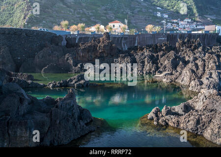 Vulkanische Lava natürliche Schwimmbäder in Porto Moniz, Madeira, Portugal, Europa Lava | natürliche Schwimmbäder in Porto Moniz, Madeira, Portugal, Europa Stockfoto