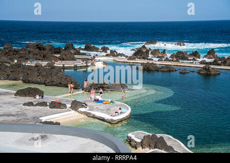 Vulkanische Lava natürliche Schwimmbäder in Porto Moniz, Madeira, Portugal, Europa Lava | natürliche Schwimmbäder in Porto Moniz, Madeira, Portugal, Europa Stockfoto