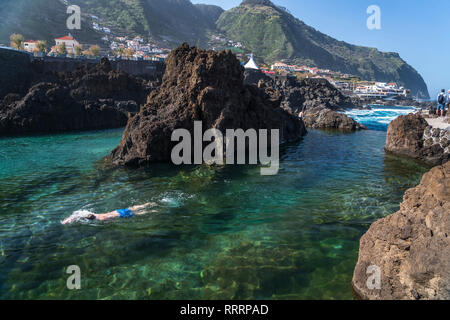 Vulkanische Lava natürliche Schwimmbäder in Porto Moniz, Madeira, Portugal, Europa Lava | natürliche Schwimmbäder in Porto Moniz, Madeira, Portugal, Europa Stockfoto