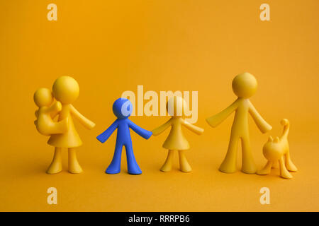 Doll Familie Design mit einem anderen Kind auf gelben Hintergrund. Autismus Symbol Stockfoto