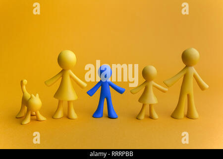 Doll Familie Design mit einem anderen Kind auf gelben Hintergrund. Autismus Symbol Stockfoto