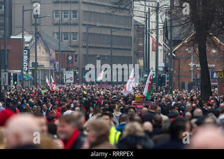 Rugby Fans vor der Six Nations Championship Match zwischen Wales und England im Fürstentum Stadium in Cardiff am 23. Februar Rd. Stockfoto