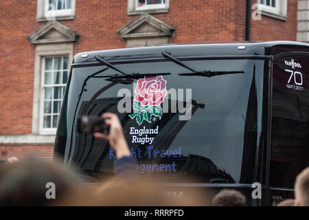 England Rugby Reisebus mit dem Team im Fürstentum Stadium für die sechs Nationen Übereinstimmung zwischen Wales und England in Cardiff am 23. Februar 2019. Stockfoto