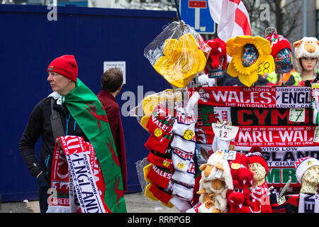 Merchandise Stände, erinnerungsstücken vor der Six Nations Championship Match zwischen England und Wales am 23. Februar 2019. Cardiff, Wales, UK. Stockfoto