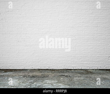 Weiße Mauer mit moosy Etage leer niemand Stockfoto