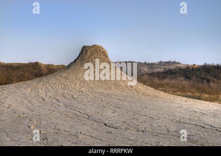 Ein Schlammvulkan im Naturpark Salse di Nirano. Schlamm Vulkane und Krater in der Emilia Romagna, Italien. Stockfoto