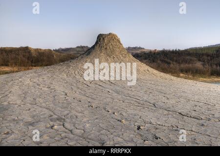 Ein Schlammvulkan im Naturpark Salse di Nirano. Schlamm Vulkane und Krater in der Emilia Romagna, Italien. Stockfoto