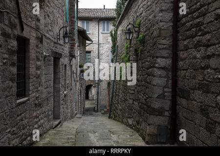 Mittelalterliche alte Straße in Gubbio, Umbrien, Italien Stockfoto