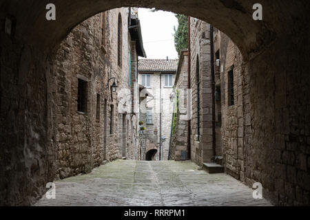 Mittelalterliche alte Straße in Gubbio, Umbrien, Italien Stockfoto