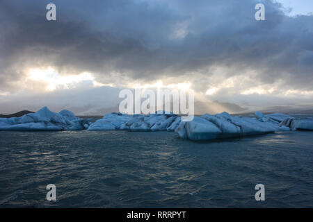 Jökulsárlón ist ein großer Gletschersee im Südosten von Island Stockfoto