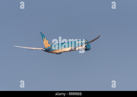 Vietnam Airlines Boeing 787 Dreamliner Jet Airliner Flugzeug VN-A867 weg von London Heathrow Flughafen, Großbritannien. Flug Abflug. Klettern Stockfoto