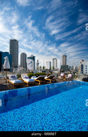 Von Tel Aviv Skyline vom Swimmingpool auf dem Dach des Normannischen, boutique Hotel, Israel Stockfoto