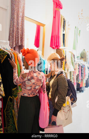 Junge Frauen Freunde einkaufen in Clothing Store Stockfoto