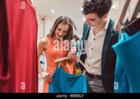 Paar Begierde für neue Kleidung in Mode Shopping Spree Stockfoto
