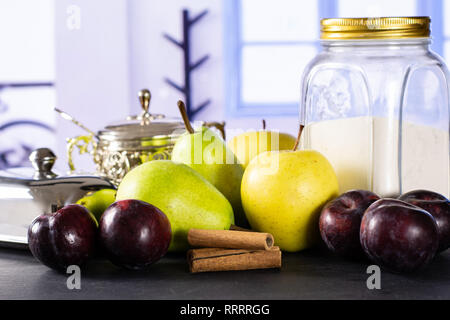 Zutaten. Rezept Schritt für Schritt mit Früchten mit blauen Fenster im Hintergrund bröckeln Stockfoto