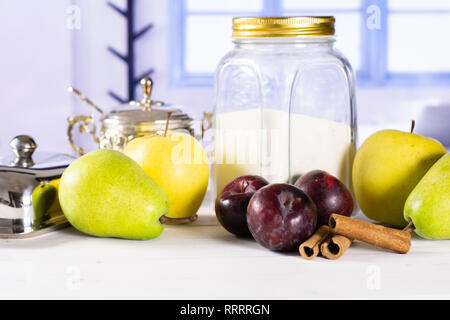 Rezept Schritt für Schritt mit Früchten mit blauen Fenster im Hintergrund bröckeln Stockfoto