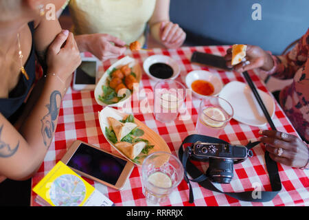 Weibliche Touristen essen im Restaurant Stockfoto