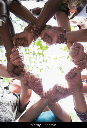 Ansicht von unten mens Gruppe beitreten Fäuste in Solidarität Stockfoto