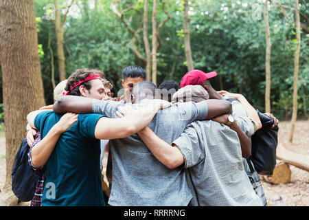 Männer Freunde umarmen in Unordnung auf Wanderung in den Wäldern Stockfoto