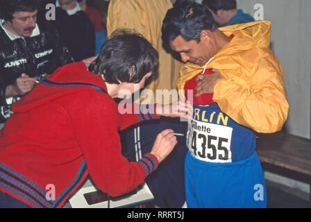 Erste Londoner Marathon View inside login Festzelt Barcode Scanner Technologie Aufnahme Sitzschienen Gillette Barcode Daten auf Computer Greenwich England Großbritannien Stockfoto