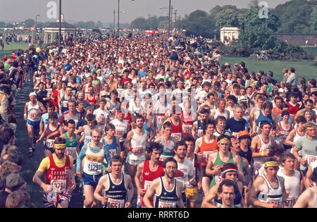 London Marathon zweite Gillette sponserte 1982 Road Race historisches Archiv aus den 80er Jahren aus der Vogelperspektive auf eine große bunte Gruppe gesunder Menschen, die an einem sonnigen Tag in Blackheath Greenwich England, Großbritannien, laufen Stockfoto