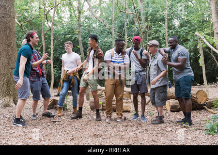 Mens Gruppe sprechen, Wandern im Wald Stockfoto