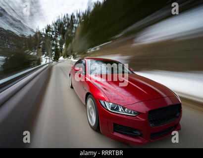 Schnelles rotes Auto entlang fahren windige Mountain Road - realistische Bewegungsunschärfe via Auto Kamera-rig Stockfoto