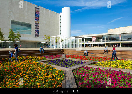 Bunte Blume Garten am HaBima Square, Tel Aviv. Im Hintergrund, Habima National Theatre (links) und Charles Bronfman Auditorium (rechts) Stockfoto