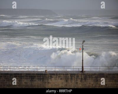 Die porthleven Wellenbrecher von grossen Wellen bei Flut in Cornwall. Stockfoto