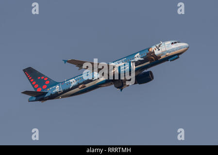 Brussels Airlines Airbus A320 Jet Airliner Flugzeug OO-SNC vom London Heathrow Flughafen, Großbritannien. Flug Abflug. Künstler Magritte besondere Stockfoto