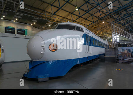 Die erste Generation des Shinkansen, des japanischen Hochgeschwindigkeitszug auf Anzeige in das National Railway Museum, York, UK. Stockfoto