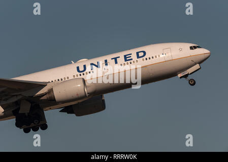 United Airlines Boeing 777-222/er Jet-Flugzeug N209UA startet vom Flughafen London Heathrow, Großbritannien. Abflug der Fluggesellschaft Stockfoto