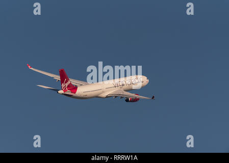 Virgin Atlantic Airbus A330 Jet Airliner Ebene G-VGBR vom London Heathrow Flughafen, Großbritannien. Flug Abflug. Mit dem Namen Golden Girl Stockfoto