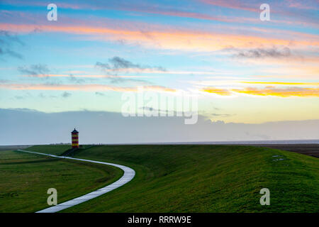 Der Pilsumer Leuchtturm an der Nordsee Deich in der Nähe von Pilsum, Krummhšrn, Ostfriesland, Ostfriesland, Niedersachsen, Deutschland Stockfoto