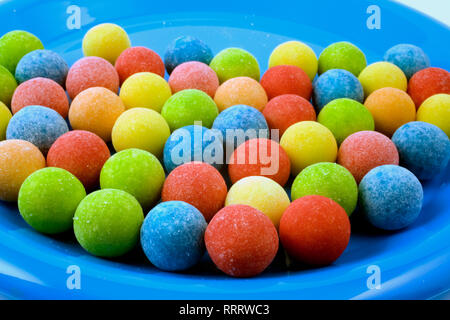 Close-up Frosted gummi ball Bonbons in einem blauen Kunststoff Platte Stockfoto