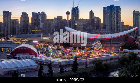 Panoramablick auf die das Calgary Stampede bei Sonnenuntergang am 8. Juli in Calgary, Alberta, 2016. Das Calgary Stampede heißt die größte outdoor Show auf Stockfoto