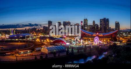 Panoramablick auf die das Calgary Stampede bei Sonnenuntergang am 8. Juli in Calgary, Alberta, 2016. Das Calgary Stampede heißt die größte outdoor Show auf Stockfoto