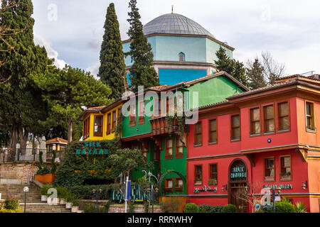 Bursa/Türkei - am 29. Januar 2019: Yesil Grab (yesil Turbe) und touristischen Geschäfte Häuser Stockfoto