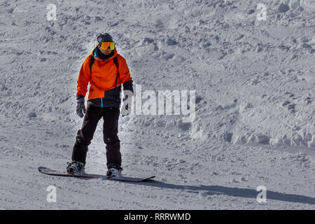 Man Skifahren mit Snowboard Stockfoto