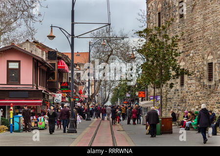 Bursa/Türkei - am 25. Januar 2019: Der Bursa beliebte Einkaufsstraße; Cumhuriyet Straße, Stadtzentrum Stockfoto