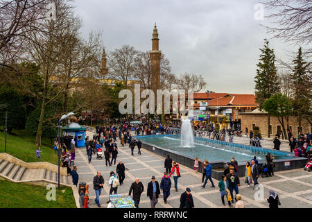 Bursa/Türkei - am 25. Januar 2019: Bursa City Center, Ulu Cami Moschee und dem Großen Basar entfernt in der Nähe des Parks Stockfoto