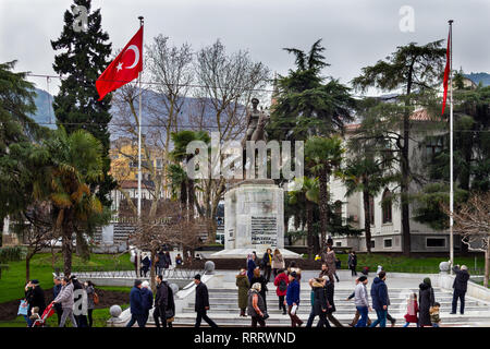 Bursa/Türkei - am 25. Januar 2019: Bursa City Center, heykel Square und Atatürk Statue Stockfoto