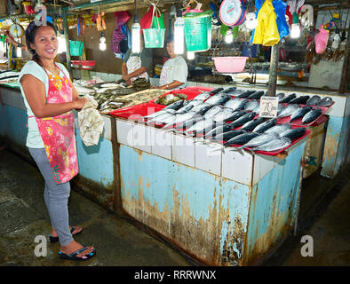 Stadt Puerto Princesa, Palawan, Philippinen - 11. März 2011: bunte Szene der glücklichen Frauen Hersteller Selling blue Thunfisch am zentralen Markt Stockfoto